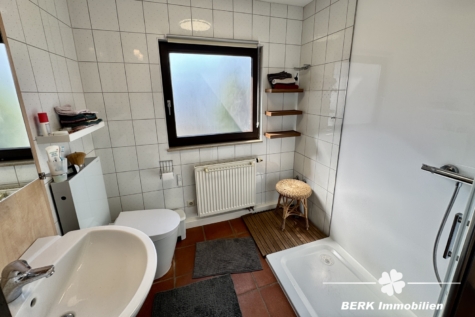 BERK Immobilien – Ferienhaus mit Wintergarten & tollem Ausblick - Bad (119009)