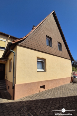 BERK Immobilien – Charmantes Einfamilienhaus mit Potenzial im Herzen von Stockstadt - Seitenansicht (106184)