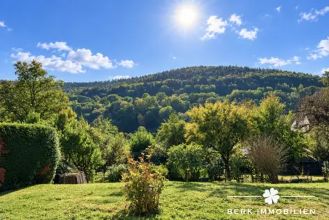 BERK Immobilien – Zweifamilienhaus mit Einliegerwohnung, Doppelgarage und Ausbaupotenzial - Gartenblick ins Tal (131649)