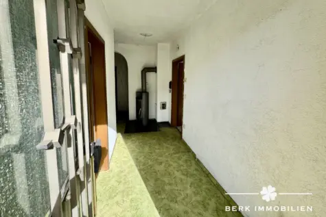 BERK Immobilien – Zweifamilienhaus mit Einliegerwohnung, Doppelgarage und Ausbaupotenzial - Eingangsbereich Einliegerwohnung KG (131652)