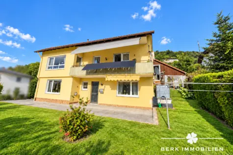 BERK Immobilien – Zweifamilienhaus mit Einliegerwohnung, Doppelgarage und Ausbaupotenzial - Aussenansicht (131648)