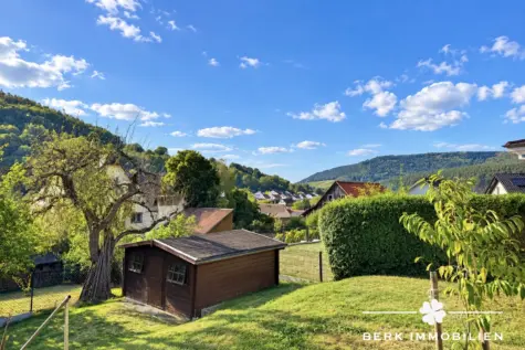 BERK Immobilien – Zweifamilienhaus mit Einliegerwohnung, Doppelgarage und Ausbaupotenzial - Gartenblick ins Tal (131650)