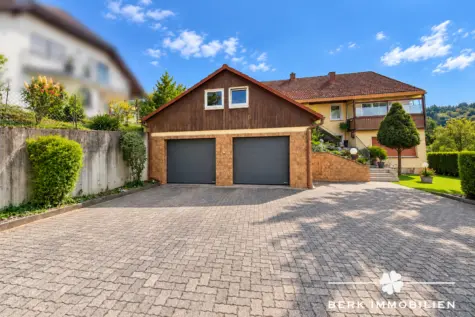 BERK Immobilien – Zweifamilienhaus mit Einliegerwohnung, Doppelgarage und Ausbaupotenzial - Innenhof mit Doppelgarage (131647)