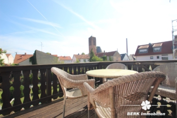 BERK Immobilien – Geräumige DHH sucht Handwerker! – Familienobjekt mit Garage und großzügigem Garten - Balkon OG (109872)