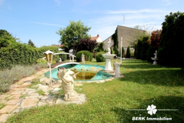 BERK Immobilien – Geräumige DHH sucht Handwerker! – Familienobjekt mit Garage und großzügigem Garten - Gartenteich (109880)
