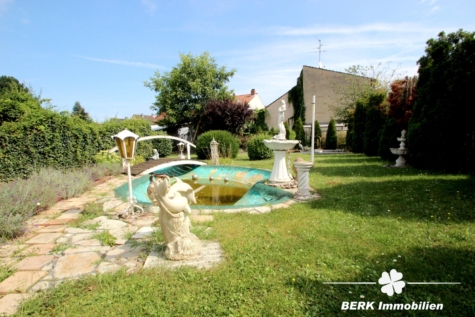 RESERVIERT – BERK Immobilien – Geräumige DHH sucht Handwerker! – Familienobjekt mit Garage und großzügigem Garten - Gartenteich (117237)