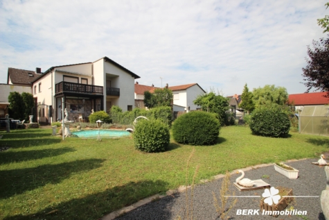 RESERVIERT – BERK Immobilien – Geräumige DHH sucht Handwerker! – Familienobjekt mit Garage und großzügigem Garten - Rückansicht (117215)