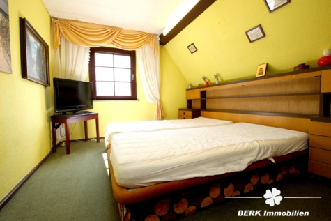 RESERVIERT – BERK Immobilien – Geräumige DHH sucht Handwerker! – Familienobjekt mit Garage und großzügigem Garten - Schlafzimmer OG (2) (117227)
