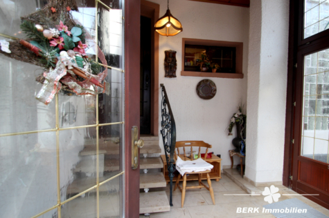 RESERVIERT – BERK Immobilien – Geräumige DHH sucht Handwerker! – Familienobjekt mit Garage und großzügigem Garten - Eingangsbereich (117219)