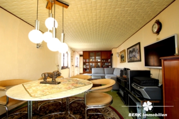 BERK Immobilien – Geräumige DHH sucht Handwerker! – Familienobjekt mit Garage und großzügigem Garten - Wohn- und Essbereich OG (109871)