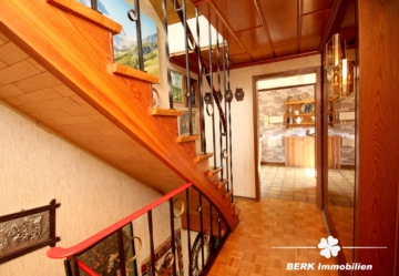 BERK Immobilien – Geräumige DHH sucht Handwerker! – Familienobjekt mit Garage und großzügigem Garten - Flur OG (109873)