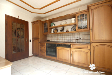 BERK Immobilien – Geräumige DHH sucht Handwerker! – Familienobjekt mit Garage und großzügigem Garten - Küche EG (109863)