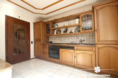 RESERVIERT – BERK Immobilien – Geräumige DHH sucht Handwerker! – Familienobjekt mit Garage und großzügigem Garten - Küche EG (117220)