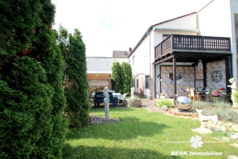 RESERVIERT – BERK Immobilien – Geräumige DHH sucht Handwerker! – Familienobjekt mit Garage und großzügigem Garten - Rückansicht (117234)