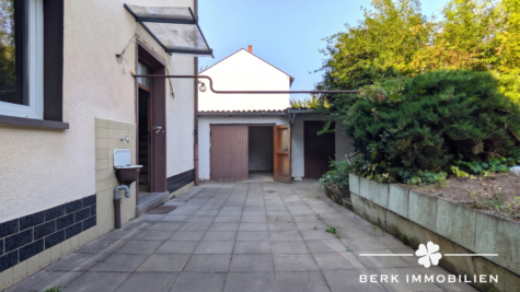 BERK Immobilien – Modernisiertes Wohn- und Geschäftshaus mit Mieteinnahmen und Entwicklungspotenzial - Hof mit Zugang zum Garten (KI unterstützte Darstellung) (126927)