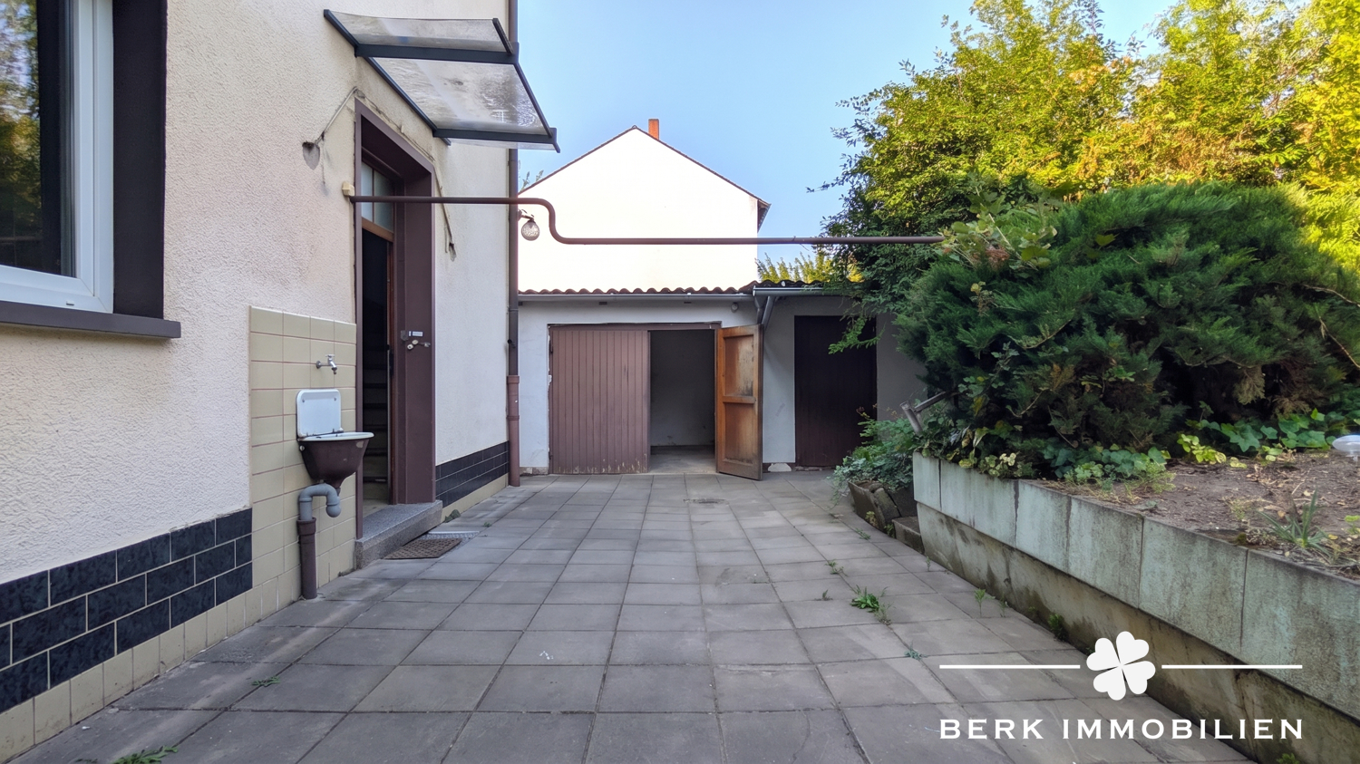 Hof mit Zugang zum Garten (KI unterstützte Darstellung)