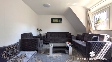 BERK Immobilien – Modernisiertes Wohn- und Geschäftshaus mit Mieteinnahmen und Entwicklungspotenzial - Wohnzimmer DG (126925)