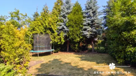 BERK Immobilien – Modernisiertes Wohn- und Geschäftshaus mit Mieteinnahmen und Entwicklungspotenzial - Garten 3 (KI unterstützte Darstellung) (130929)