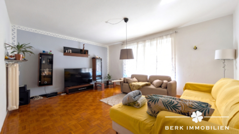 BERK Immobilien – Modernisiertes Wohn- und Geschäftshaus mit Mieteinnahmen und Entwicklungspotenzial - Wohnzimmer OG (KI unterstützte Darstellung) (126919)