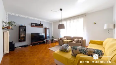 BERK Immobilien – Modernisiertes Wohn- und Geschäftshaus mit Mieteinnahmen und Entwicklungspotenzial - Wohnzimmer OG (KI unterstützte Darstellung) (130920)