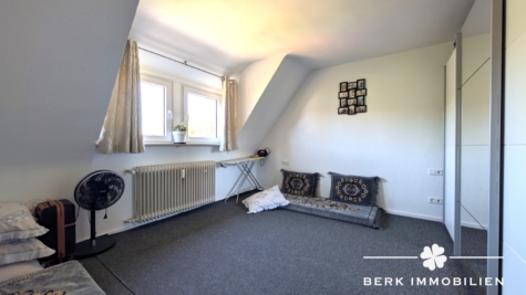 BERK Immobilien – Modernisiertes Wohn- und Geschäftshaus mit Mieteinnahmen und Entwicklungspotenzial - Schlafzimmer DG (126926)