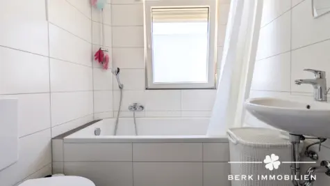 BERK Immobilien – Modernisiertes Wohn- und Geschäftshaus mit Mieteinnahmen und Entwicklungspotenzial - Bad DG (KI unterstützte Darstellung) (130923)