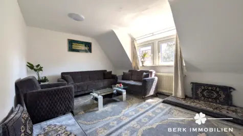 BERK Immobilien – Modernisiertes Wohn- und Geschäftshaus mit Mieteinnahmen und Entwicklungspotenzial - Wohnzimmer DG (130925)