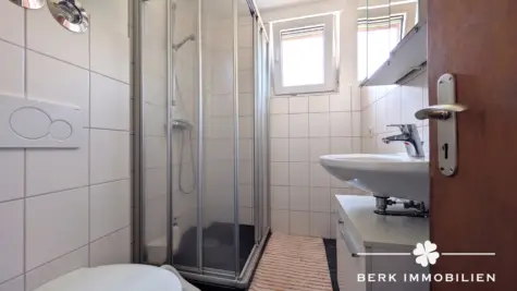 BERK Immobilien – Modernisiertes Wohn- und Geschäftshaus mit Mieteinnahmen und Entwicklungspotenzial - Bad OG (KI unterstützte Darstellung) (130922)