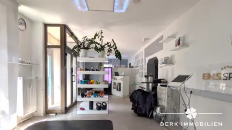 BERK Immobilien – Modernisiertes Wohn- und Geschäftshaus mit Mieteinnahmen und Entwicklungspotenzial - Gewerbe EG (130915)
