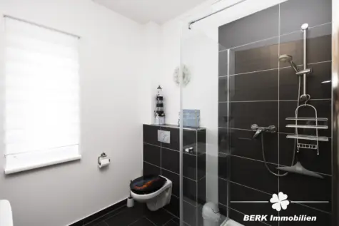 BERK Immobilien – Freistehendes Einfamilienhaus mit Wallbox, PV und gepflegtem Zustand - Bad EG (131252)