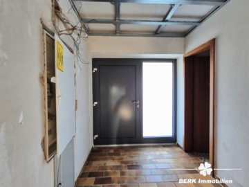 BERK Immobilien – großzügiges Einfamilienhaus in bevorzugter Lage von Stockstadt - Eingang (110743)