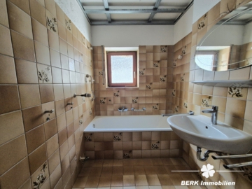 BERK Immobilien – großzügiges Einfamilienhaus in bevorzugter Lage von Stockstadt - Badezimmer EG (110748)