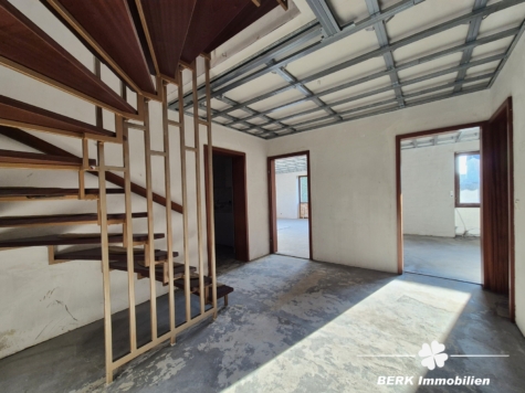 *VERKAUFT* BERK Immobilien – großzügiges Einfamilienhaus in bevorzugter Lage von Stockstadt - Flur EG (118789)