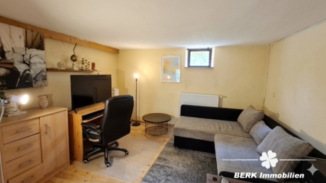 BERK Immobilien – Charmantes Einfamilienhaus mit idyllischem Garten in Wörth am Main - Raum KG KI Bearbeitet (123541)