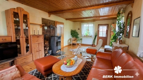 BERK Immobilien – Charmantes Einfamilienhaus mit idyllischem Garten in Wörth am Main - Wohnbereich KI Bearbeitet (123536)