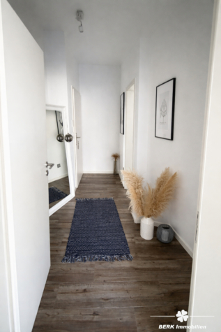 BERK Immobilien – Singlewohnung mit Balkon in ruhiger Innenstadtlage - Flur (122921)