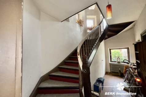 RESERVIERT – BERK Immobilien – Jugendstil Villa im Herzen von Bürgstadt – Wohnen und Arbeiten unter einem Dach - Treppenhaus (115133)