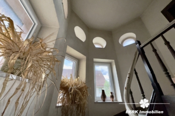 BERK Immobilien – Jugendstil Villa im Herzen von Bürgstadt – Wohnen und Arbeiten unter einem Dach - Treppenhaus (104554)