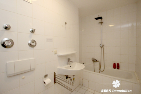 BERK Immobilien – 3-Zimmer Eigentumswohnung mit Balkon und TG-Stellplatz - Badezimmer (116456)