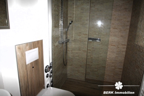 BERK Immobilien – Moderne 2-Zimmer-Dachgeschosswohnung mit Balkon in Feldrandlage von Mainhausen-Zellhausen - Bad (124872)