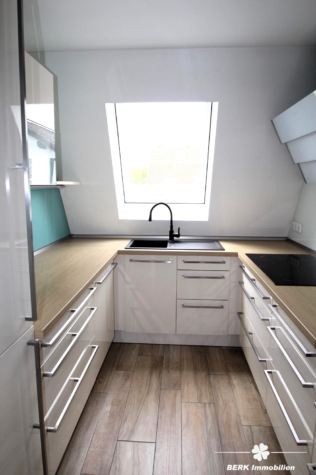 BERK Immobilien – Moderne 2-Zimmer-Dachgeschosswohnung mit Balkon in Feldrandlage von Mainhausen-Zellhausen - Küche (124874)