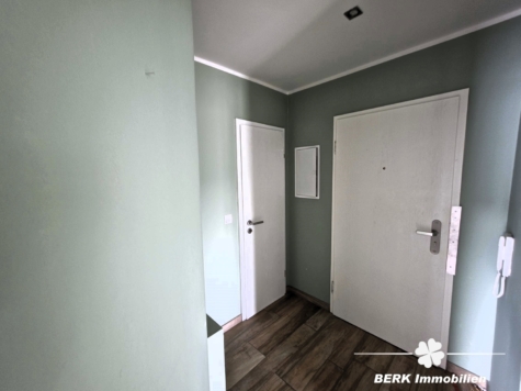 BERK Immobilien – Moderne 2-Zimmer-Dachgeschosswohnung mit Balkon in Feldrandlage von Mainhausen-Zellhausen - Eingangsflur (124878)