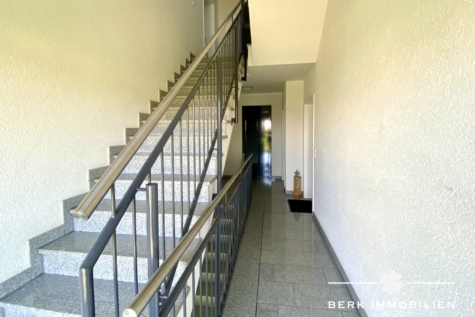 BERK Immobilien – Moderne großzügige 3-Zimmer-ETW in gefragter Lage von Seligenstadt - Treppenhaus mit Aufzug (126226)