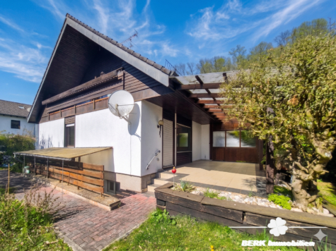 BERK Immobilien – naturnah & zentral: Ein- bis Zweifamilienhaus mit tollem Schnitt & sonnigem Grundstück in Gailbach - Gartenansicht - KI bearbeitet (125389)