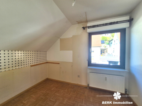 BERK Immobilien – naturnah & zentral: Ein- bis Zweifamilienhaus mit tollem Schnitt & sonnigem Grundstück in Gailbach - Zimmer II / Küche DG (125410)