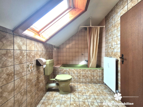 BERK Immobilien – naturnah & zentral: Ein- bis Zweifamilienhaus mit tollem Schnitt & sonnigem Grundstück in Gailbach - Badezimmer DG (125411)