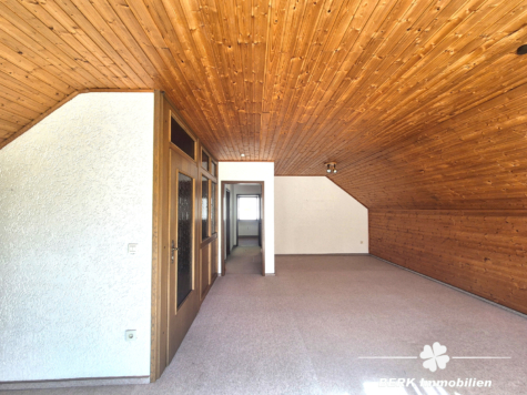 BERK Immobilien – naturnah & zentral: Ein- bis Zweifamilienhaus mit tollem Schnitt & sonnigem Grundstück in Gailbach - "Studio" DG (125407)