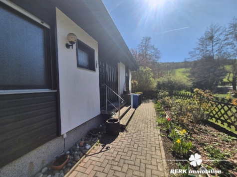BERK Immobilien – naturnah & zentral: Ein- bis Zweifamilienhaus mit tollem Schnitt & sonnigem Grundstück in Gailbach - Eingang (125394)