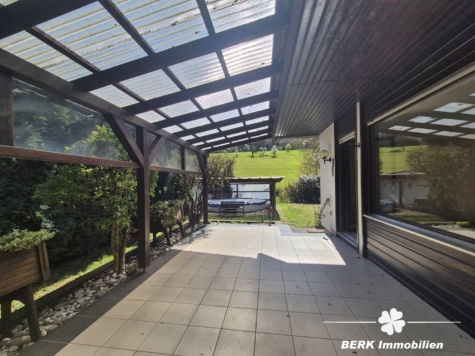 BERK Immobilien – naturnah & zentral: Ein- bis Zweifamilienhaus mit tollem Schnitt & sonnigem Grundstück in Gailbach - überdachte Terrasse (125401)