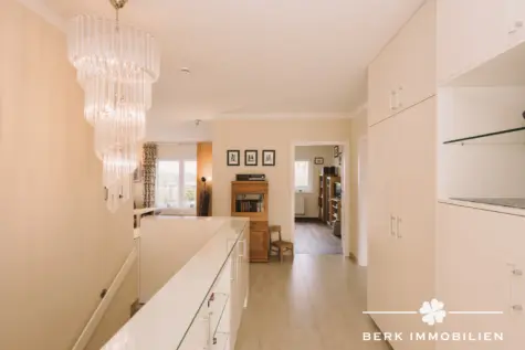 BERK Immobilien – Exklusives Penthouse mit Aufzugzugang, großzügiger Terrasse und Odenwaldblick - Flur (131674)